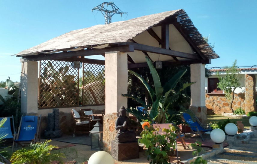 Cubierta de cañizo para una pérgola de hormigón imitación madera