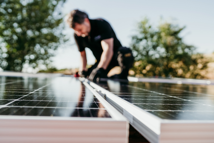 Instalación de pérgola con placas solares