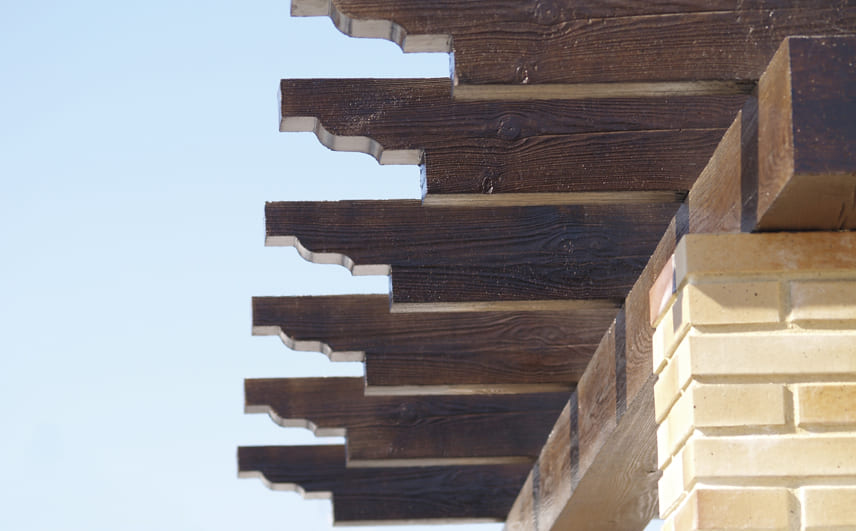 Pérgola con vigas de hormigón imitación madera