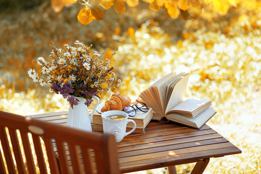 Desayuno en el jardín durante el otoño