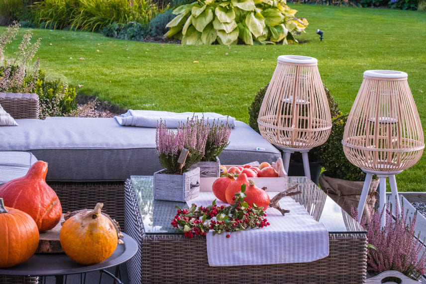 Zona chill out de otoño, decorada con calabazas